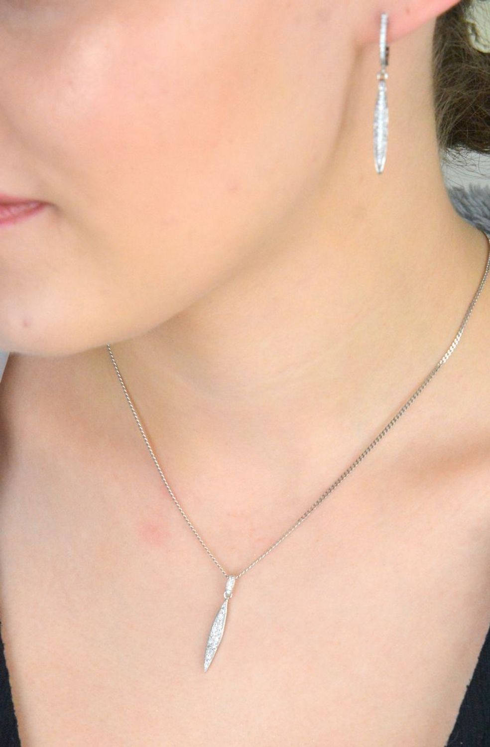 Delikatna zawieszka srebrna próby 925, podłużna, ozdobiona cyrkonią. Waga 0,88 g, długość 3,0 cm, szerokość 4 mm. Idealna minimalistyczna biżuteria na każdą okazję..jpg