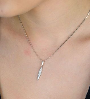 Delikatna zawieszka srebrna próby 925, podłużna, ozdobiona cyrkonią. Waga 0,88 g, długość 3,0 cm, szerokość 4 mm. Idealna minimalistyczna biżuteria na każdą okazję (3).JPG