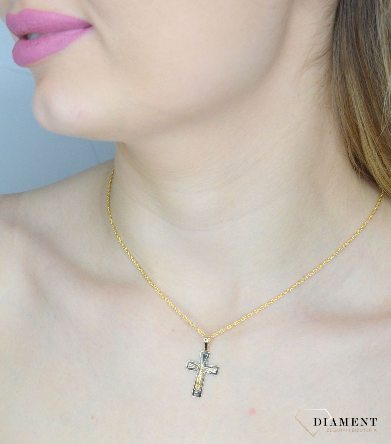 Krzyżyk złoty z wizerunkiem Pana Jezusa DIA-ZAW-11251-375 ozdobnym grawerem wykonany ze złota próby 375. Zawieszka wykonana z niezwykłą starannością i dbałością o szczegóły.webp