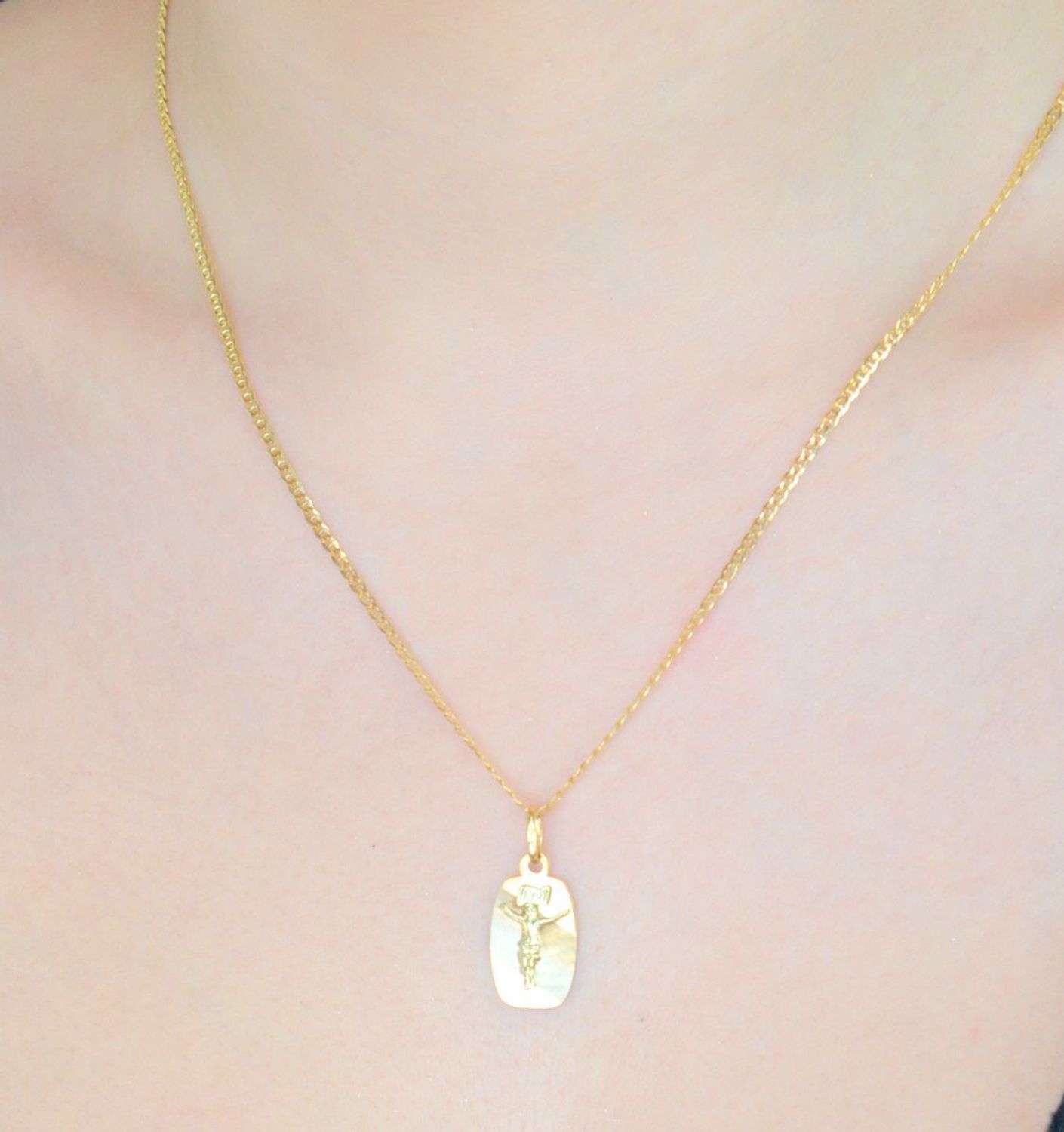 Złoty medalik zawieszka z Jezusem na Krzyżu, próba 585 DIA-ZAW-11261-585. Zawieszka medalik. pomysł na prezent z okazji chrztu, pierwszej komunii, jubileuszu. Złoty medalik. 1.jpg