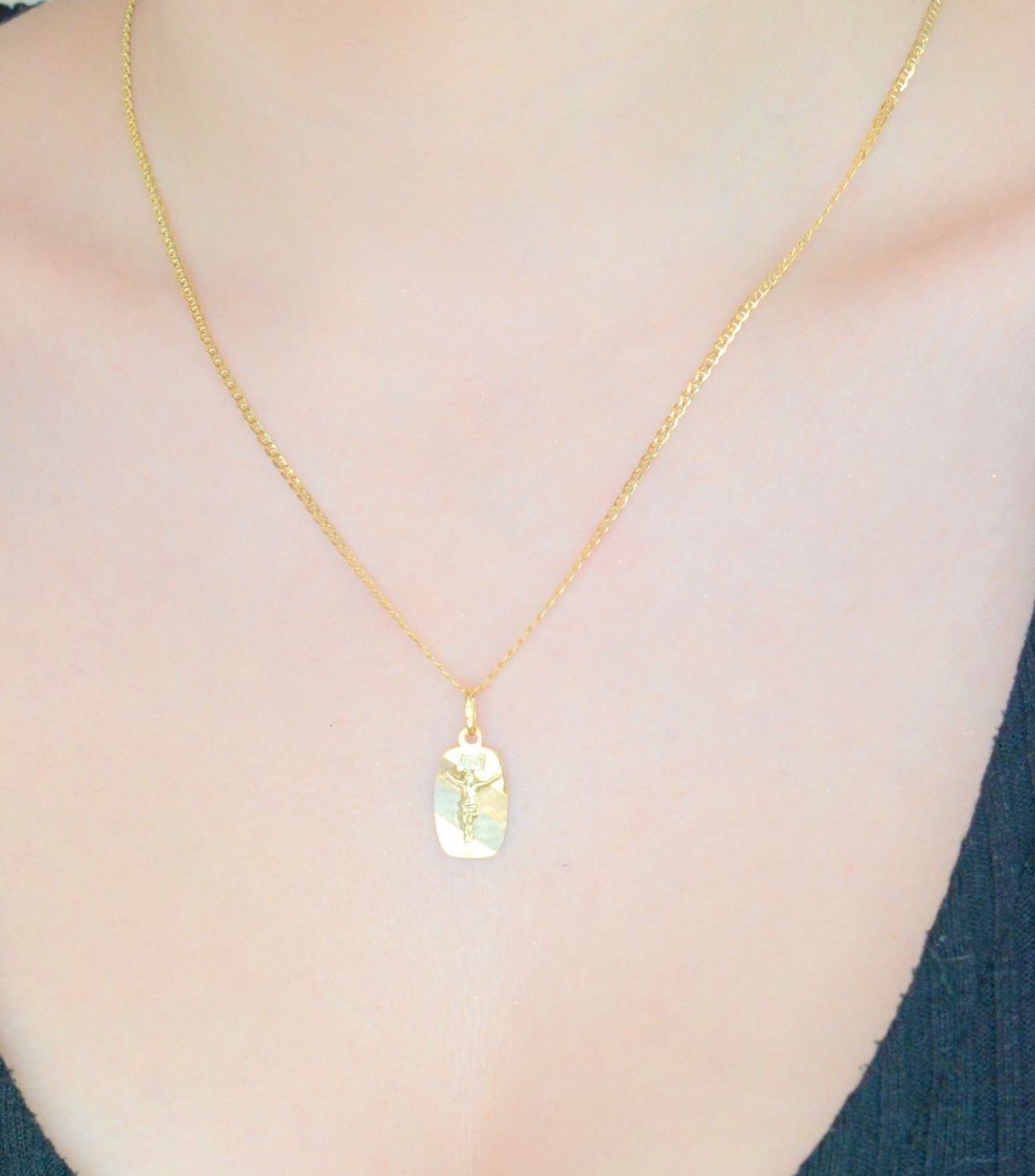 Złoty medalik zawieszka z Jezusem na Krzyżu, próba 585 DIA-ZAW-11261-585. Zawieszka medalik. pomysł na prezent z okazji chrztu, pierwszej komunii, jubileuszu. Złoty medalik. 1.jpg