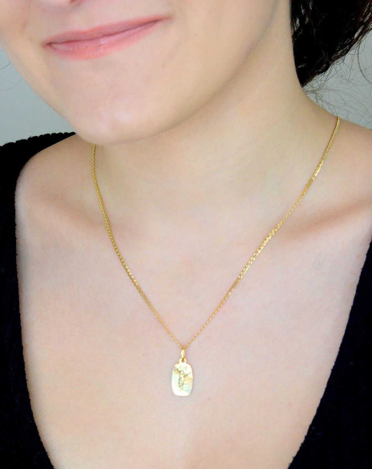 Złoty medalik zawieszka z Jezusem na Krzyżu, próba 585 DIA-ZAW-11261-585. Zawieszka medalik. pomysł na prezent z okazji chrztu, pierwszej komunii, jubileuszu. Złoty medalik. 1.jpg