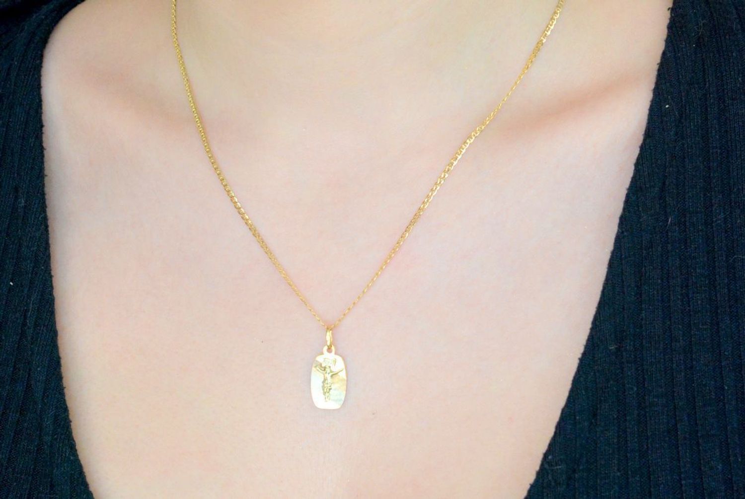 Złoty medalik zawieszka z Jezusem na Krzyżu, próba 585 DIA-ZAW-11261-585. Zawieszka medalik. pomysł na prezent z okazji chrztu, pierwszej komunii, jubileuszu. Złoty medalik. 1.jpg