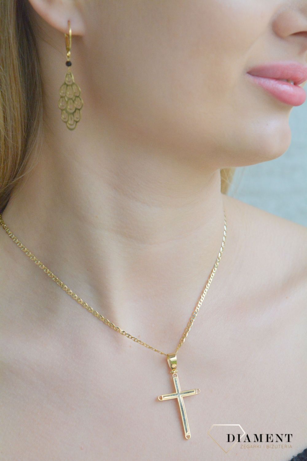 Złota zawieszka 585 krzyż z zarysowanymi krawędziami DIA-ZAW-11317-585. Złota zawieszka krzyżyk. Złoty krzyżyk bez wizerunku. Złoty krzyż do łańcuszka. Złota zawieszka krzyżyk na prezent..jpg