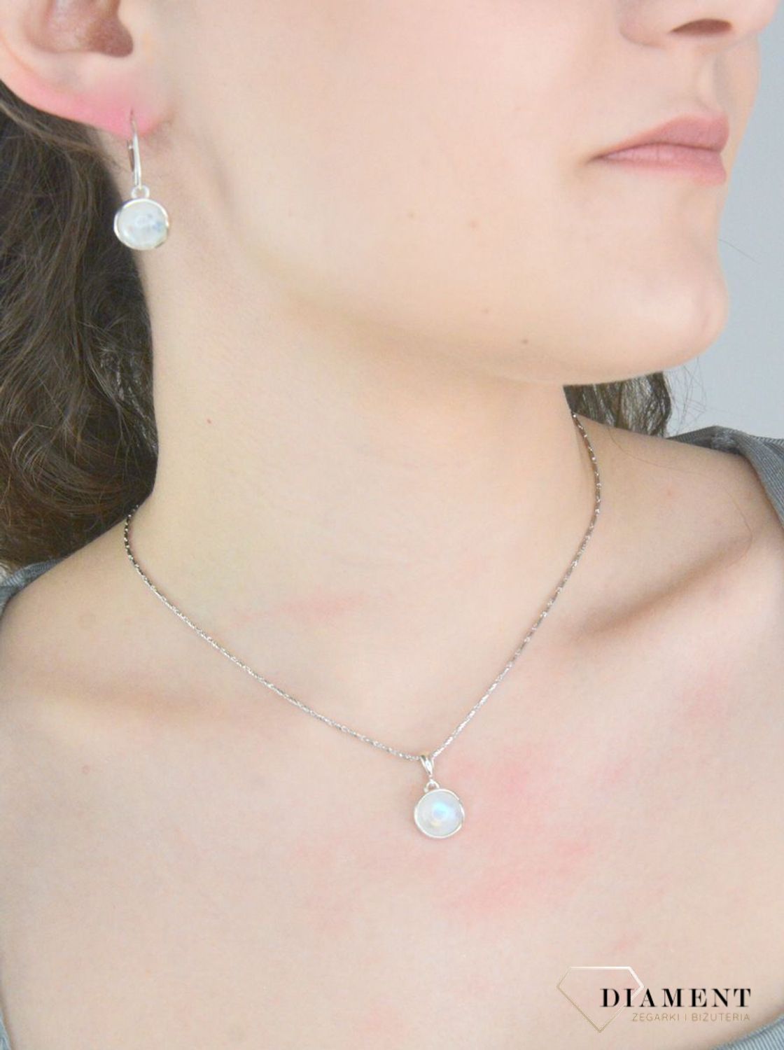 Srebrna zawieszka damska 925 okrągła z kamieniem księżycowym DIA-ZAW-11326-925. Zawieszka z białym kamieniem naturalnym to doskonały pomysł na prezent. Zawieszka z kamieniem księżycowym dla kobiety.2.jpg