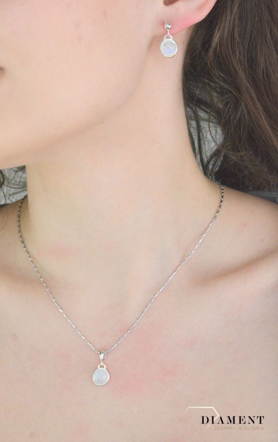 Srebrna zawieszka damska 925 z kamieniem księżycowym DIA-ZAW-11327-925. Zawieszka z białym kamieniem naturalnym to doskonały pomysł na prezent. Zawieszka z kamieniem księżycowym dla kobiety.1.jpg
