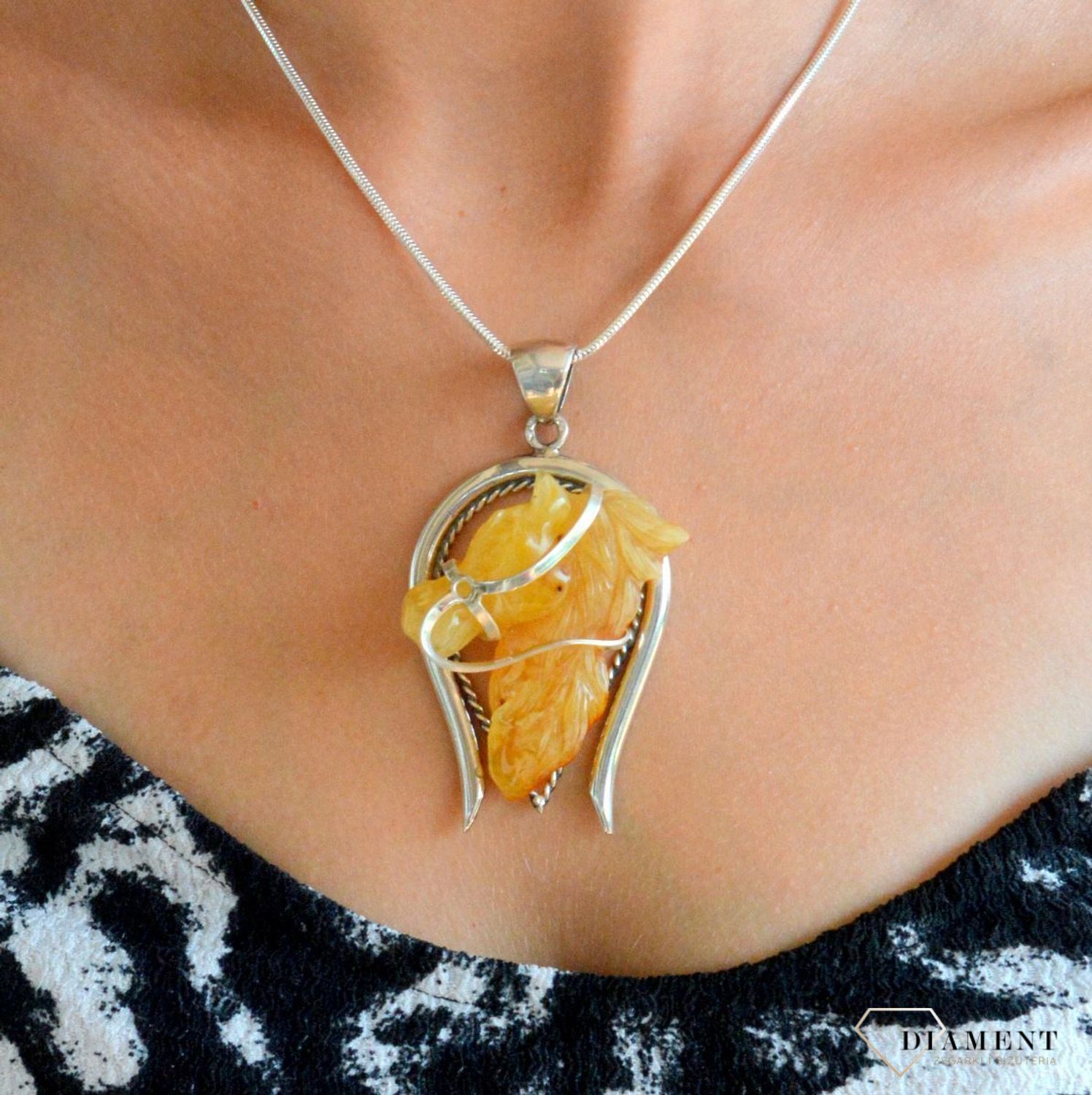 Srebrna zawieszka damska 925 oryginalny wzór koń w podkowie z bursztynu DIA-ZAW-11365-925 (1).jpg