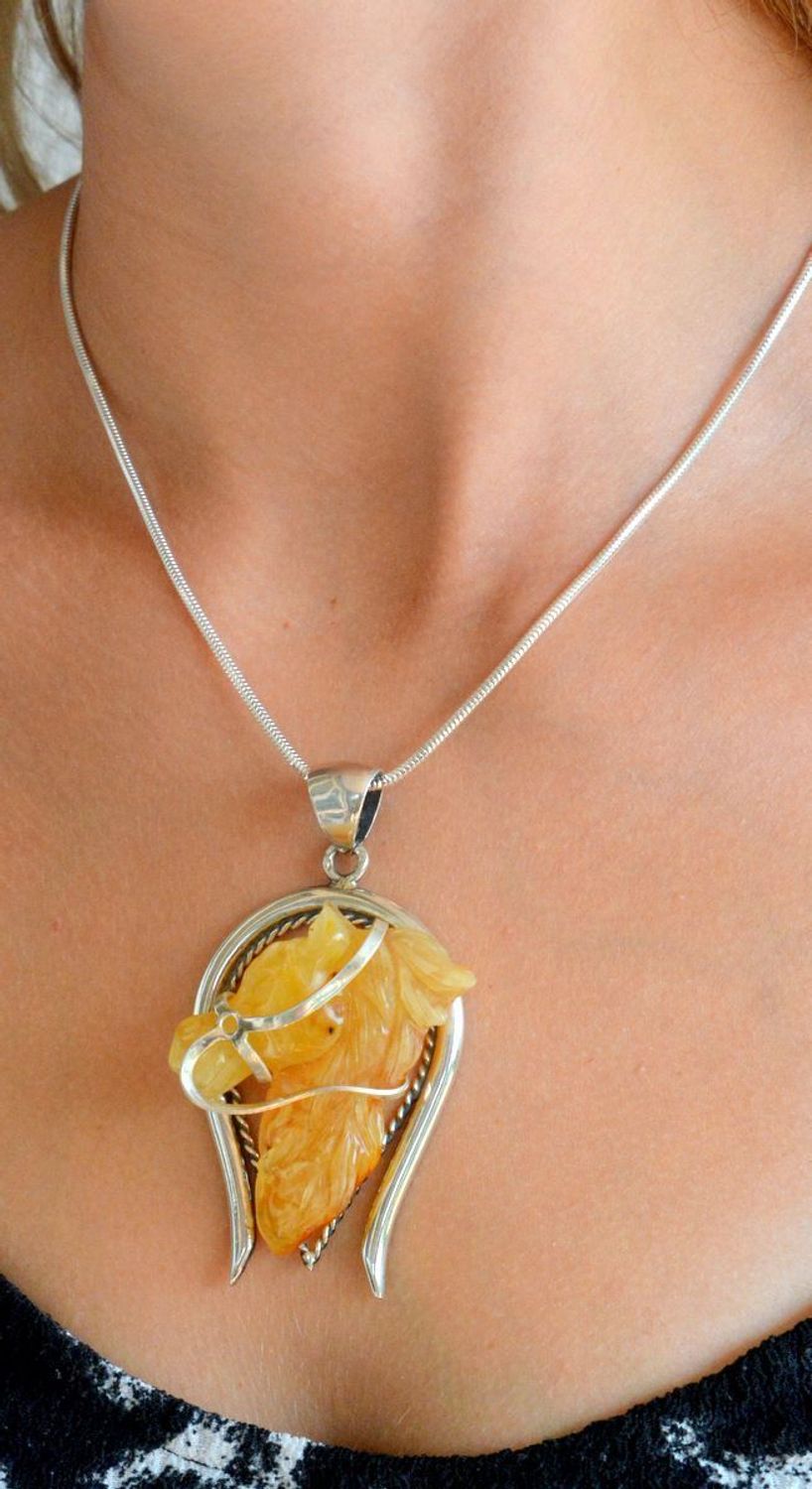 Srebrna zawieszka damska 925 oryginalny wzór koń w podkowie z bursztynu DIA-ZAW-11365-925 (1).jpg