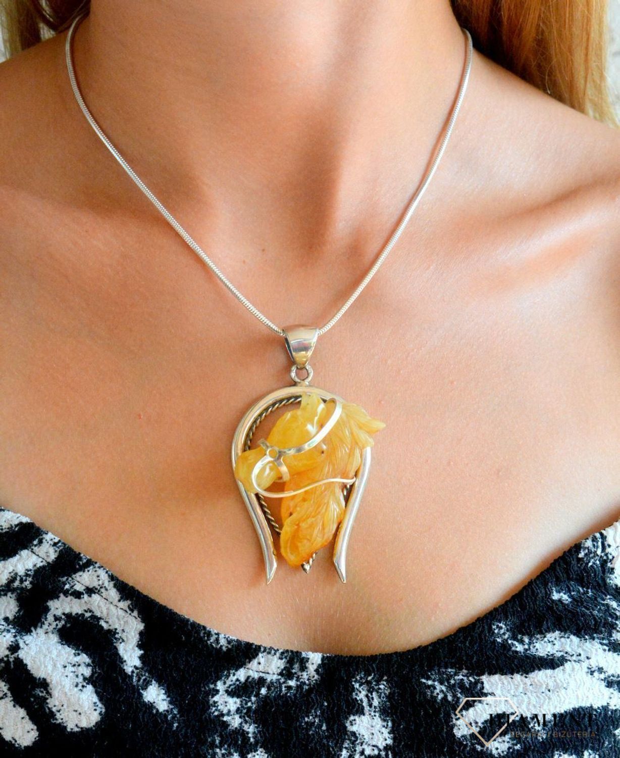 Srebrna zawieszka damska 925 oryginalny wzór koń w podkowie z bursztynu DIA-ZAW-11365-925 (1).jpg