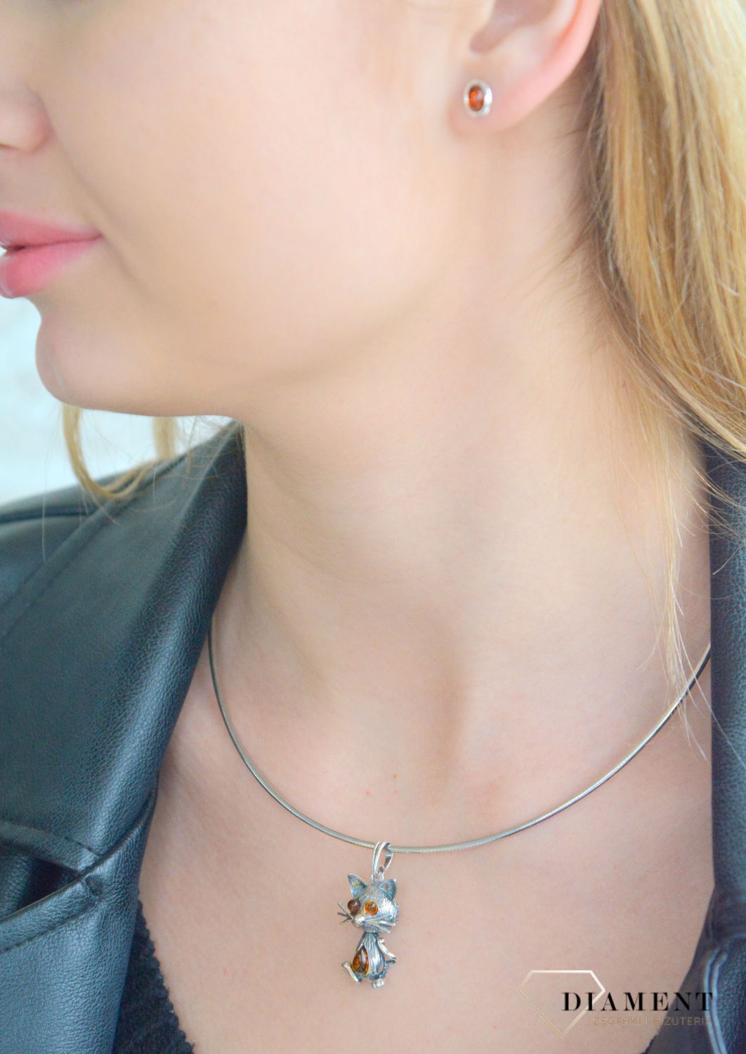 Srebrna zawieszka damska 925 oksydowany kot z bursztynem DIA-ZAW-11385-925 1.jpg