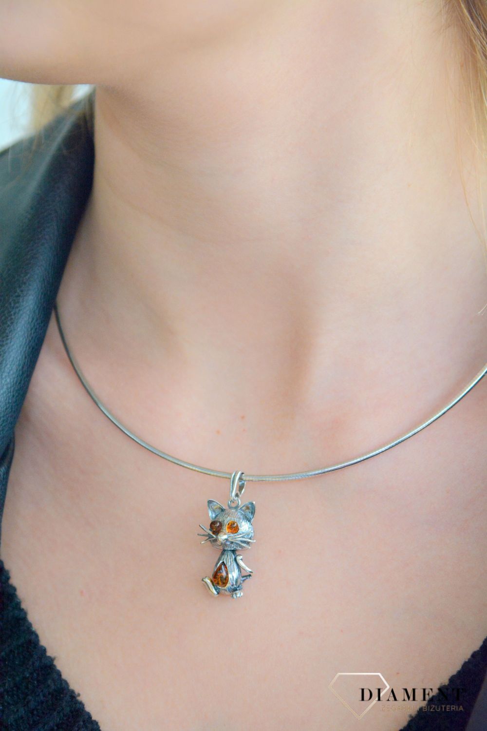 Srebrna zawieszka damska 925 oksydowany kot z bursztynem DIA-ZAW-11385-925 1.jpg