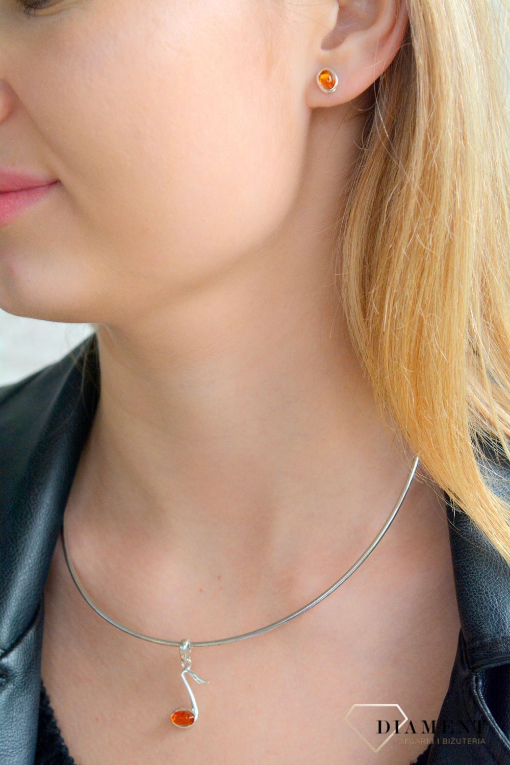 Srebrna zawieszka damska 925 nutka z miodowym bursztynem bałtyckim DIA-ZAW-11386-925. Srebrne zawieszka damska. Srebrna zawieszka z bursztynem. Zawieszka srebrna nutka. Zawieszka z bursztynem na prezent.11.jpg