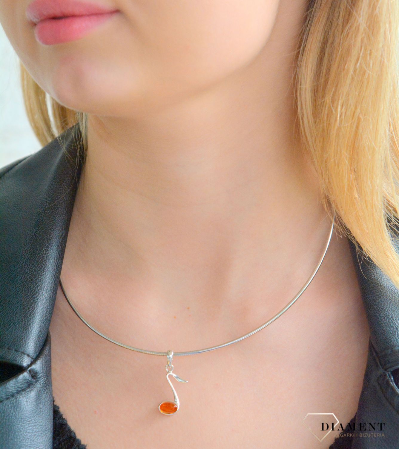 Srebrna zawieszka damska 925 nutka z miodowym bursztynem bałtyckim DIA-ZAW-11386-925. Srebrne zawieszka damska. Srebrna zawieszka z bursztynem. Zawieszka srebrna nutka. Zawieszka z bursztynem na prezent.11.jpg