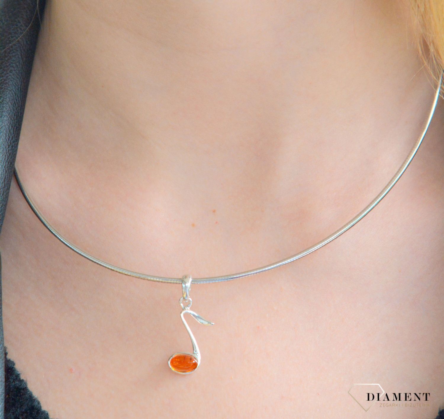 Srebrna zawieszka damska 925 nutka z miodowym bursztynem bałtyckim DIA-ZAW-11386-925. Srebrne zawieszka damska. Srebrna zawieszka z bursztynem. Zawieszka srebrna nutka. Zawieszka z bursztynem na prezent.11.jpg