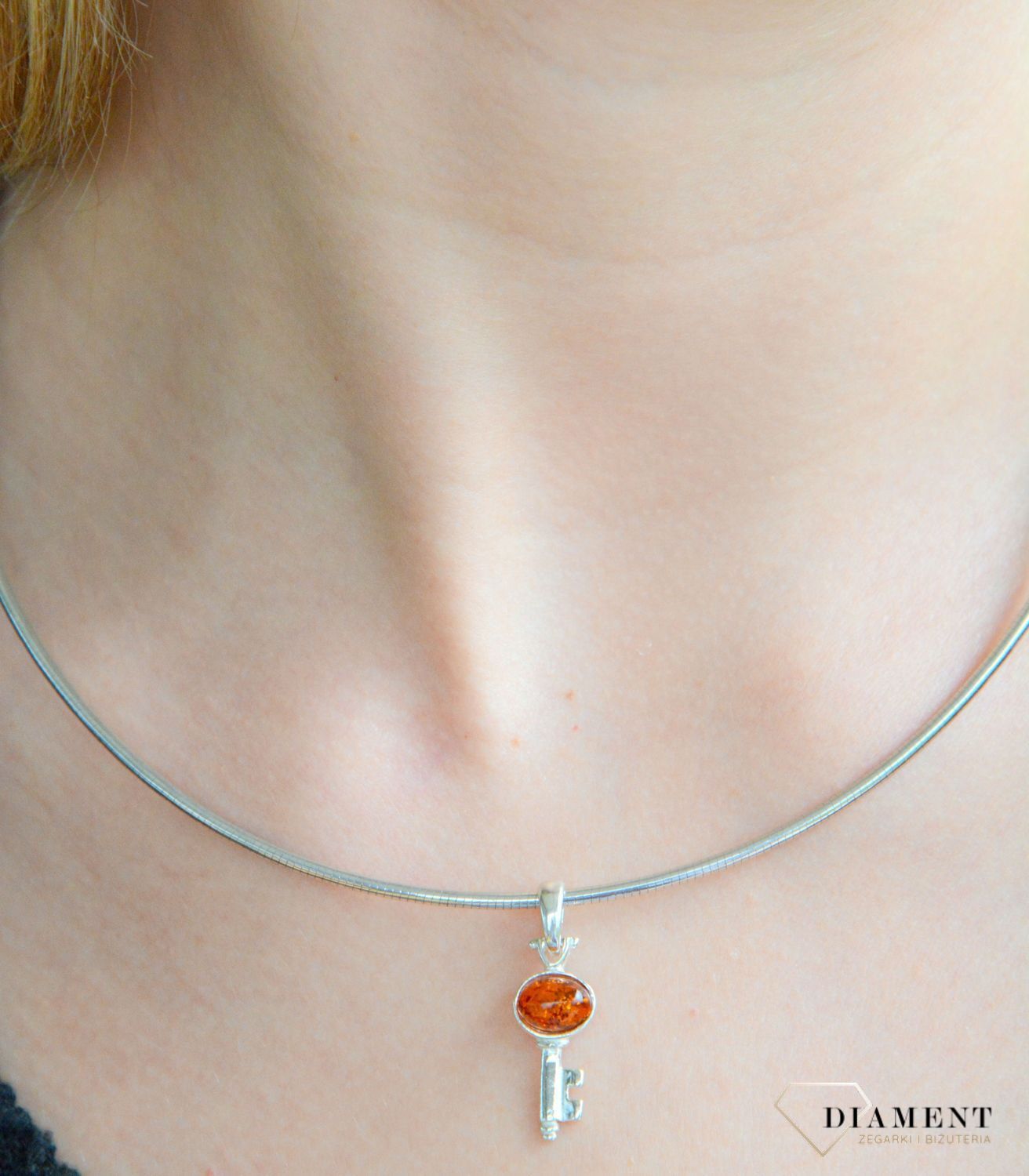 Srebrna zawieszka damska 925 klucz z miodowym bursztynem bałtyckim DIA-ZAW-11387-925. Srebrne zawieszka damska. Srebrna zawieszka z bursztynem. Zawieszka srebrna klucz. Zawieszka z bursztynem na prezent.11.jpg