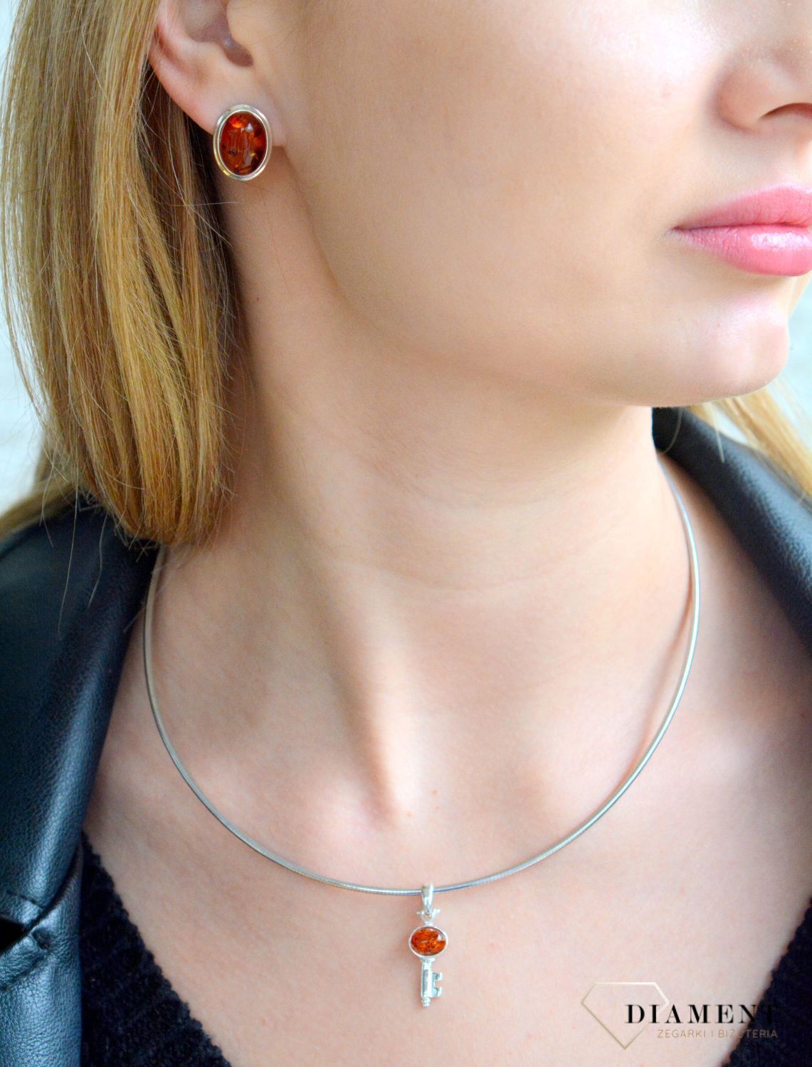 Srebrna zawieszka damska 925 klucz z miodowym bursztynem bałtyckim DIA-ZAW-11387-925. Srebrne zawieszka damska. Srebrna zawieszka z bursztynem. Zawieszka srebrna klucz. Zawieszka z bursztynem na prezent.11.jpg