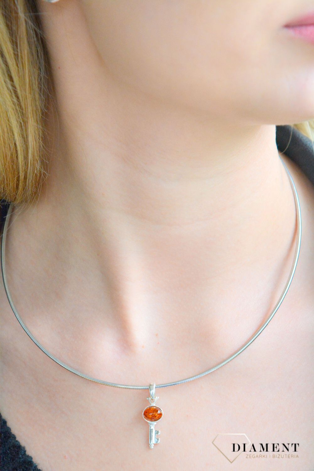 Srebrna zawieszka damska 925 klucz z miodowym bursztynem bałtyckim DIA-ZAW-11387-925. Srebrne zawieszka damska. Srebrna zawieszka z bursztynem. Zawieszka srebrna klucz. Zawieszka z bursztynem na prezent.11.jpg