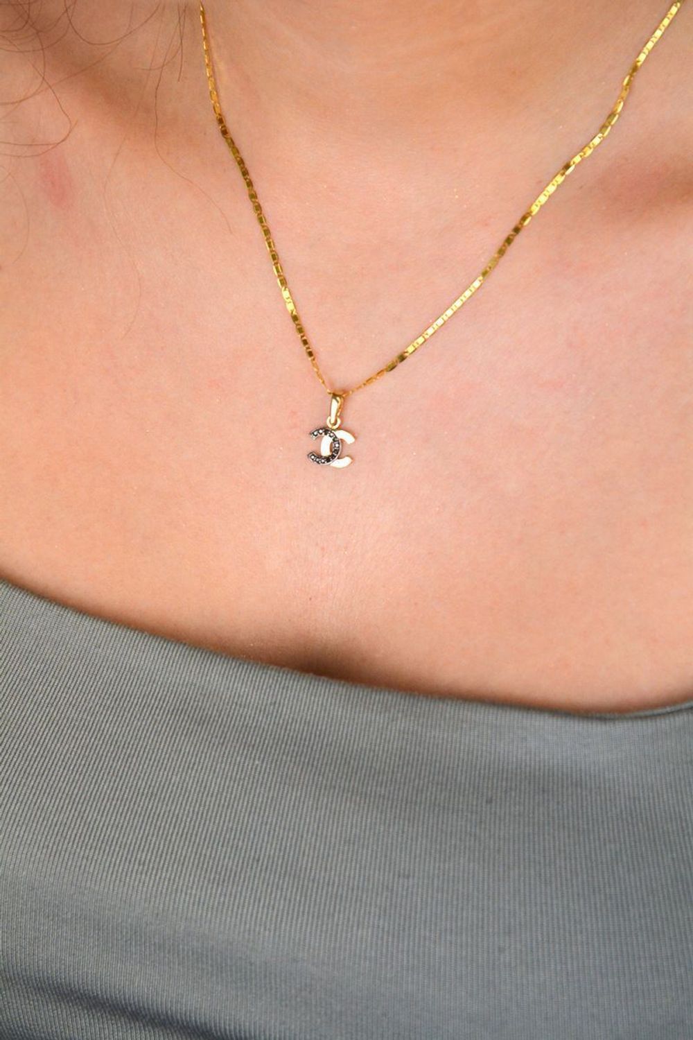 Zawieszka złota chanelka z czarną cyrkonią pr 585, DIA-ZAW-11411-585 Złota zawieszka 585 o wzorze chanel z cyrkoniami w czarnym kolorze. Piękny, złoty wisiorek o ciekawym i modnym wzorze 1.jpg