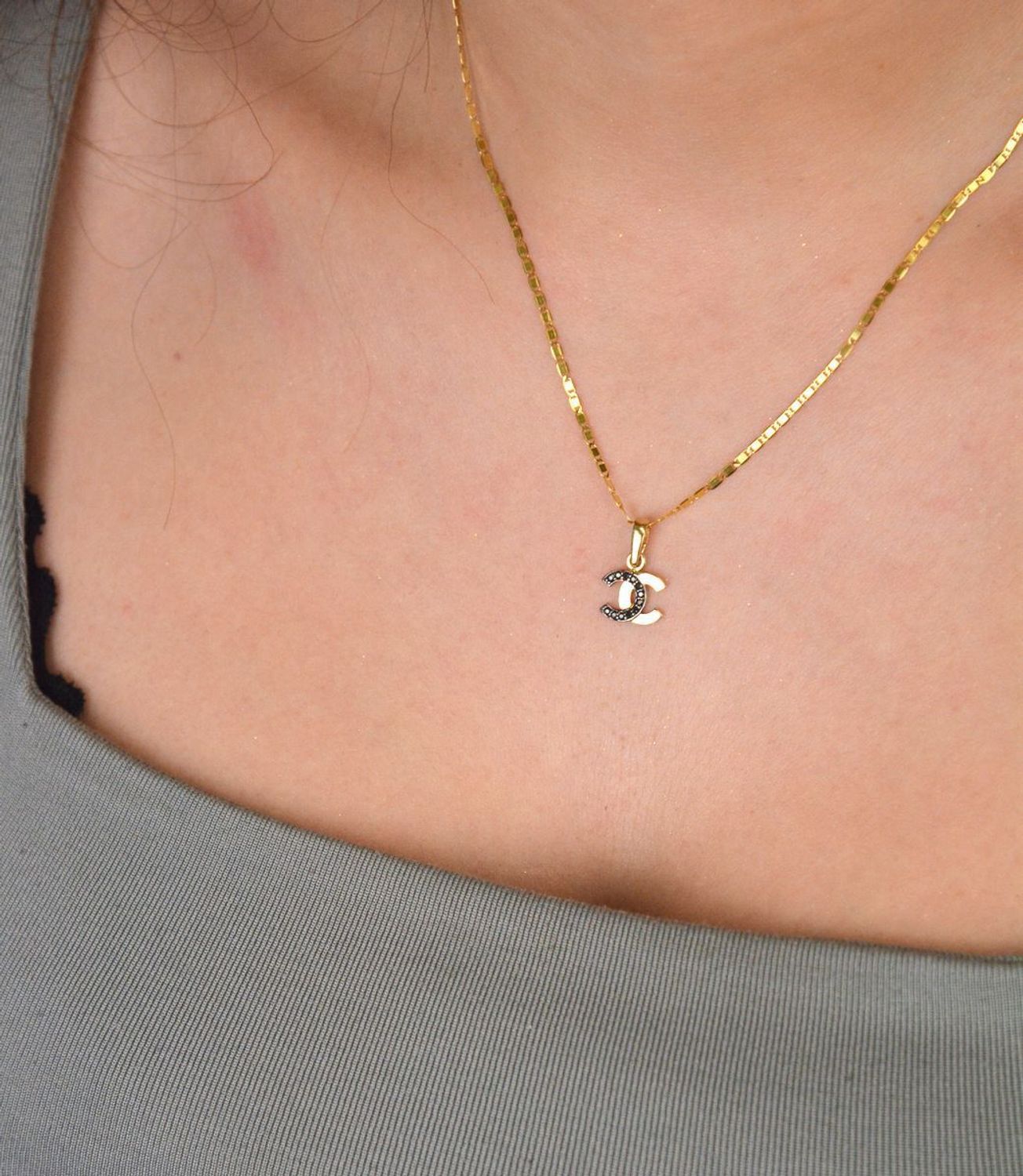 Zawieszka złota chanelka z czarną cyrkonią pr 585, DIA-ZAW-11411-585 Złota zawieszka 585 o wzorze chanel z cyrkoniami w czarnym kolorze. Piękny, złoty wisiorek o ciekawym i modnym wzorze 1.jpg