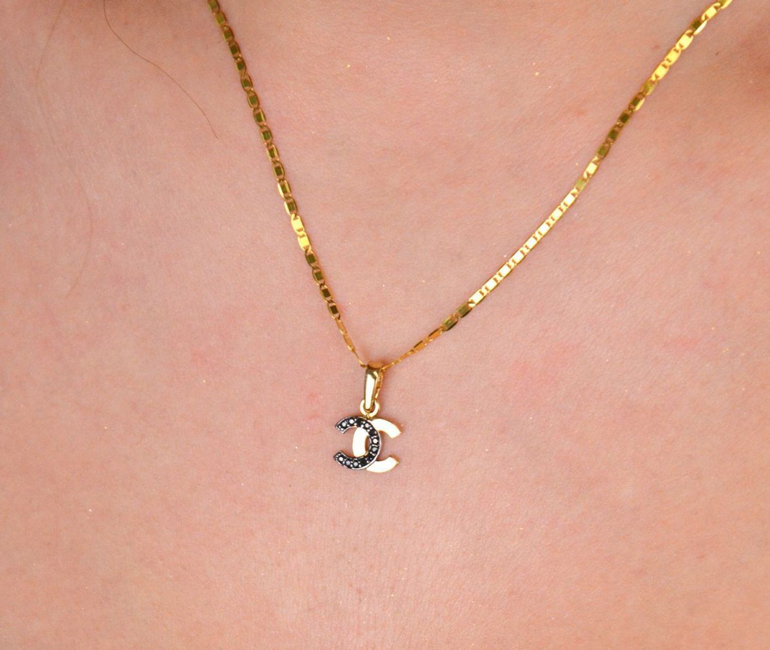 Zawieszka złota chanelka z czarną cyrkonią pr 585, DIA-ZAW-11411-585 Złota zawieszka 585 o wzorze chanel z cyrkoniami w czarnym kolorze. Piękny, złoty wisiorek o ciekawym i modnym wzorze 1.jpg