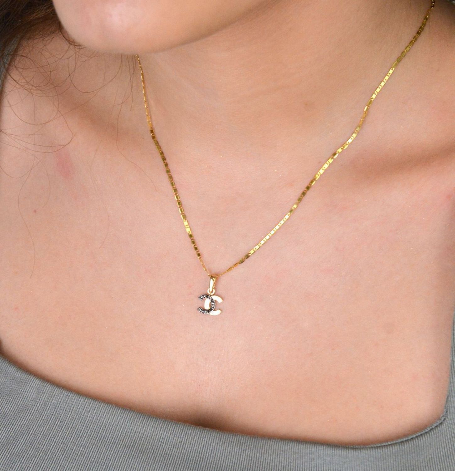 Zawieszka złota chanelka z czarną cyrkonią pr 585, DIA-ZAW-11411-585 Złota zawieszka 585 o wzorze chanel z cyrkoniami w czarnym kolorze. Piękny, złoty wisiorek o ciekawym i modnym wzorze 1.jpg