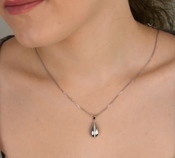 Zawieszka srebrna łezka z cyrkoniami próba 925, DIA-ZAW-11470-925 Zawieszka srebrna w kształcie łezki to elegancka biżuteria, która doda blasku każdej stylizacji. To subtelna biżuteria, która doskonale sprawdzi się jako (3).JPG