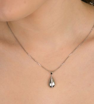 Zawieszka srebrna łezka z cyrkoniami próba 925, DIA-ZAW-11470-925 Zawieszka srebrna w kształcie łezki to elegancka biżuteria, która doda blasku każdej stylizacji. To subtelna biżuteria, która doskonale sprawdzi się jako.JPG