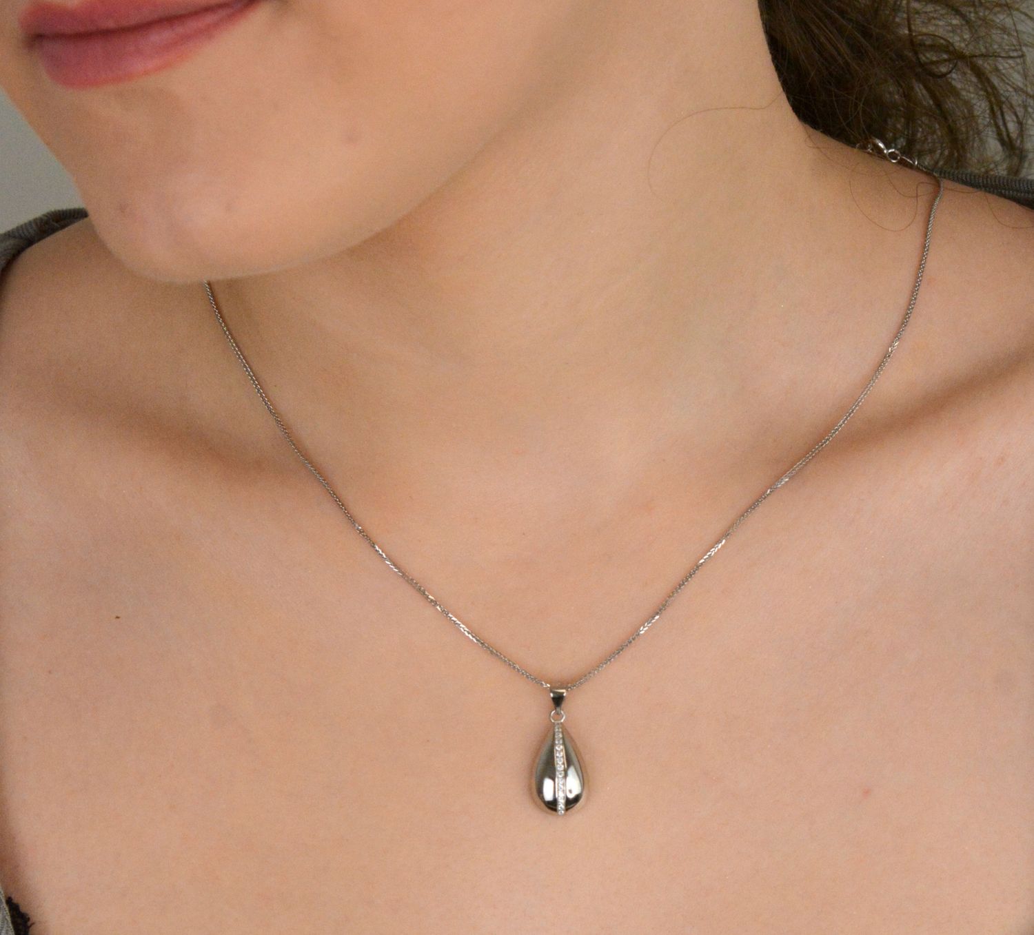 Zawieszka srebrna łezka z cyrkoniami próba 925, DIA-ZAW-11470-925 Zawieszka srebrna w kształcie łezki to elegancka biżuteria, która doda blasku każdej stylizacji. 1.jpg