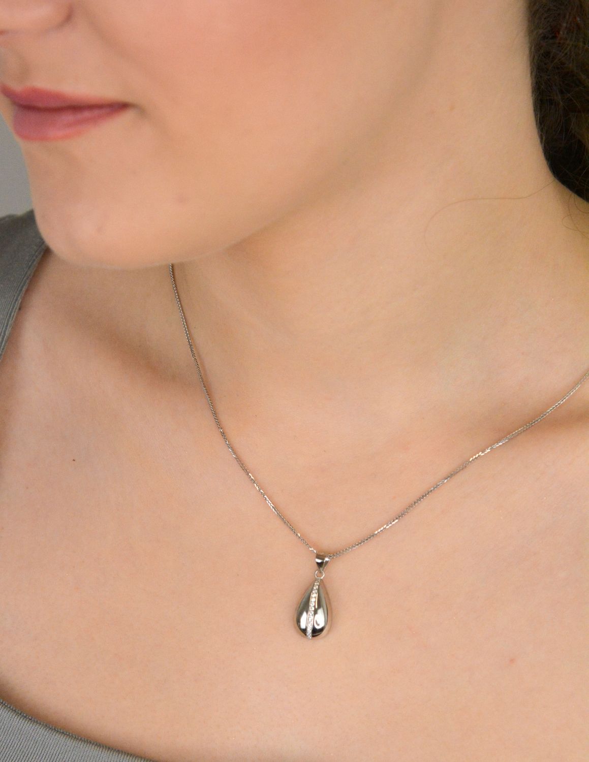 Zawieszka srebrna łezka z cyrkoniami próba 925, DIA-ZAW-11470-925 Zawieszka srebrna w kształcie łezki to elegancka biżuteria, która doda blasku każdej stylizacji. 1.jpg