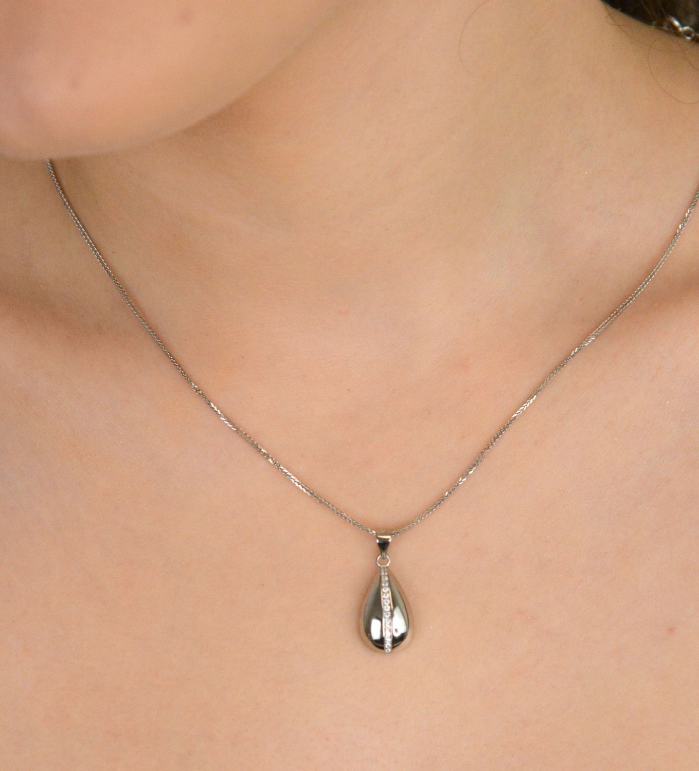 Zawieszka srebrna łezka z cyrkoniami próba 925, DIA-ZAW-11470-925 Zawieszka srebrna w kształcie łezki to elegancka biżuteria, która doda blasku każdej stylizacji. 1.jpg