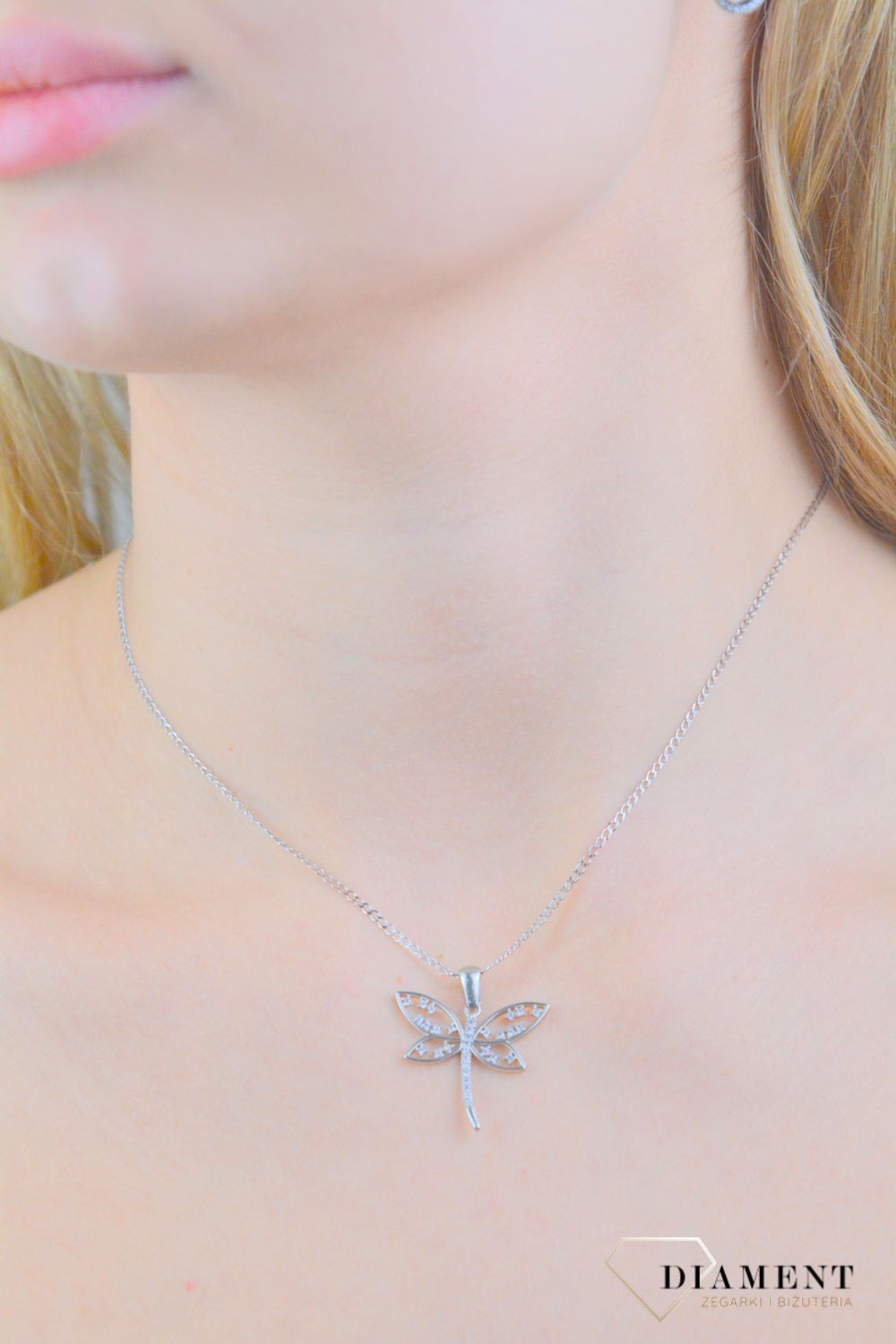 Srebrna zawieszka damska ważka z cyrkoniami DIA-ZAW-11516-925. Srebrna zawieszka damska. Zawieszka srebrna ważka z cyrkoniami. Srebrna zawieszka wisiorek do łańcuszka. Zawieszka srebrna damska na prezent..jpg