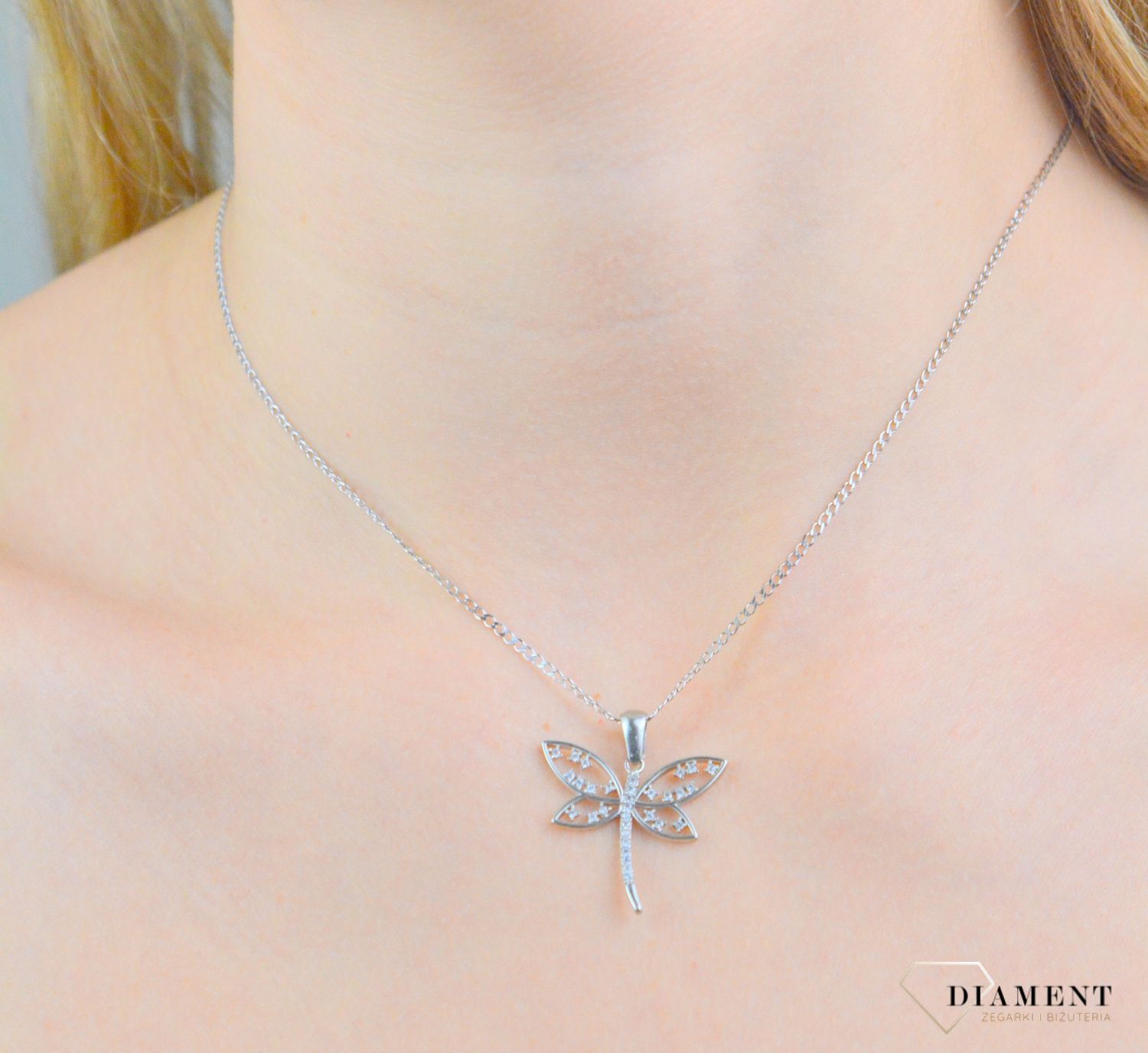 Srebrna zawieszka damska ważka z cyrkoniami DIA-ZAW-11516-925. Srebrna zawieszka damska. Zawieszka srebrna ważka z cyrkoniami. Srebrna zawieszka wisiorek do łańcuszka. Zawieszka srebrna damska na prezent..jpg