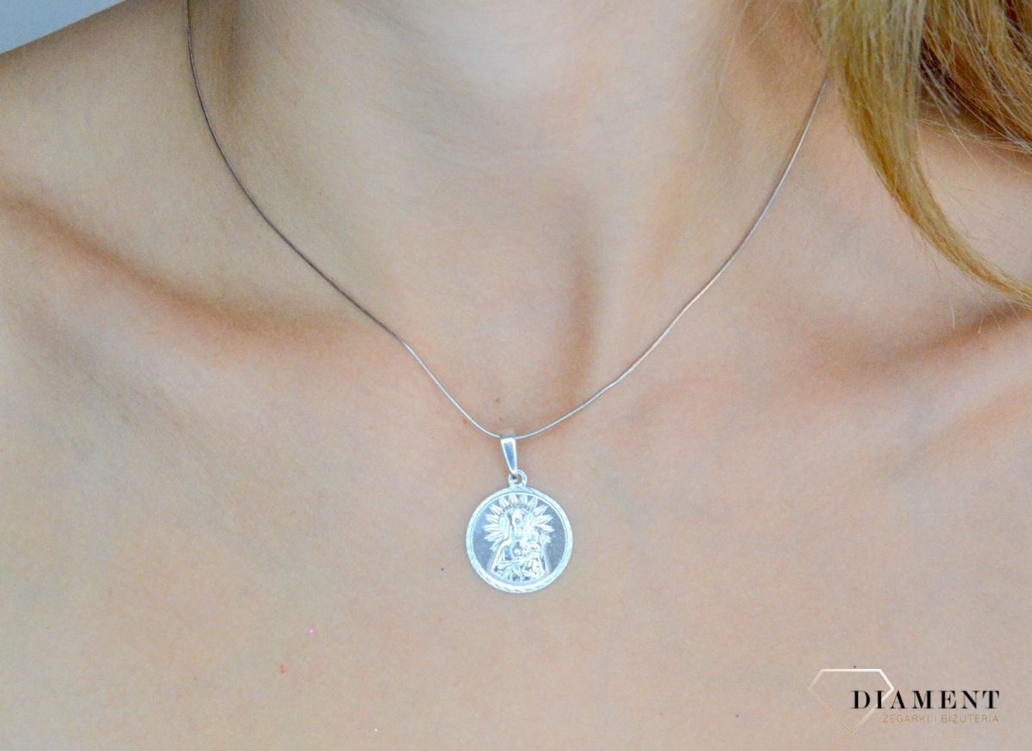 Srebrna zawieszka okrągły medalik Matka Boska z dzieciątkiem DIA-ZAW-11520-925. Srebrna zawiesza z Matką Boską. Srebrny medalik z wizerunkiem świętych. Medalik srebrny na prezent. Medalik srebrny na chrzest, komunię, bierzmowanie..jpg