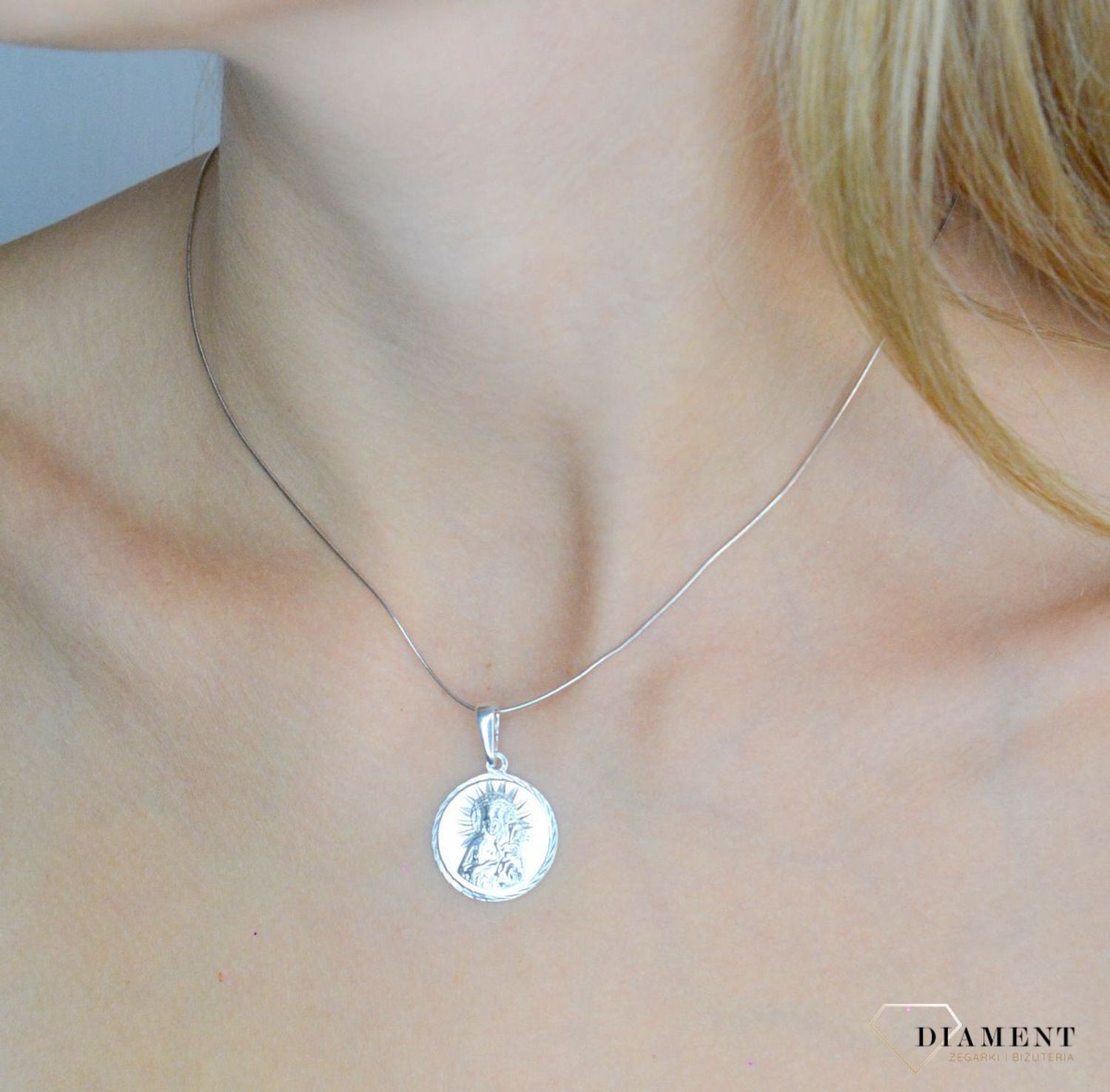 Srebrna zawieszka okrągły medalik Matka Boska z dzieciątkiem DIA-ZAW-11520-925. Srebrna zawiesza z Matką Boską. Srebrny medalik z wizerunkiem świętych. Medalik srebrny na prezent. Medalik srebrny na chrzest, komunię, bierzmowanie..jpg