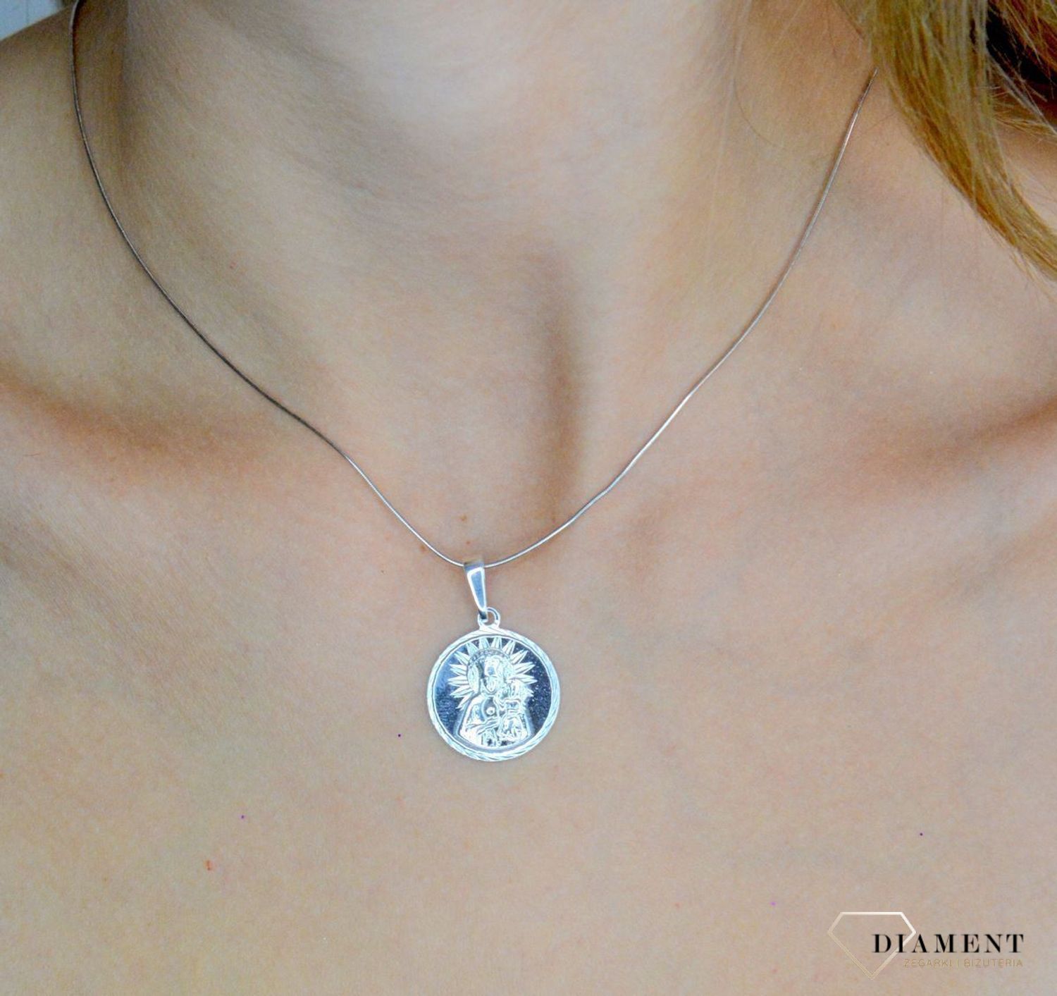 Srebrna zawieszka okrągły medalik Matka Boska z dzieciątkiem DIA-ZAW-11520-925. Srebrna zawiesza z Matką Boską. Srebrny medalik z wizerunkiem świętych. Medalik srebrny na prezent. Medalik srebrny na chrzest, komunię, bierzmowanie..jpg