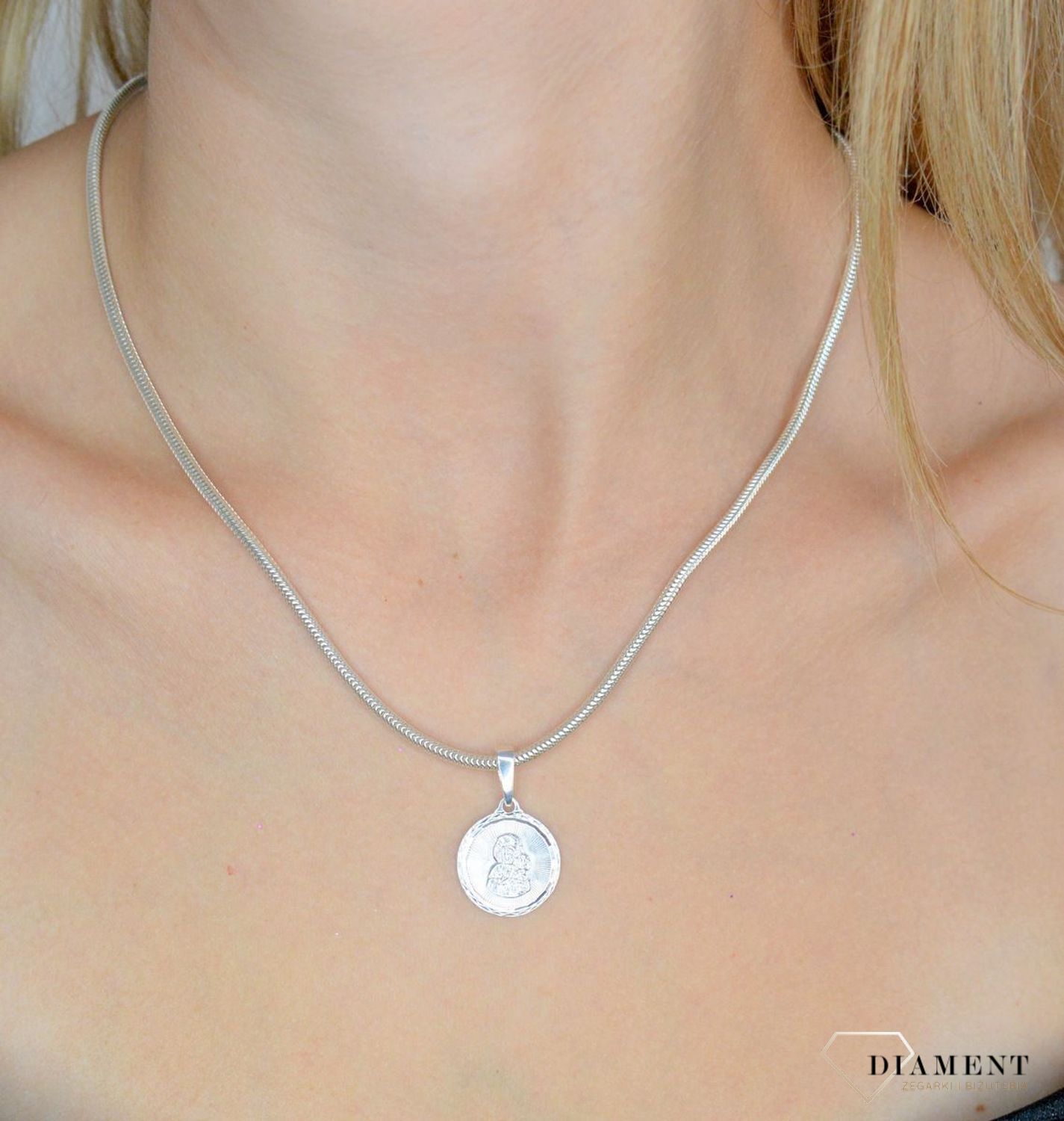 Srebrna zawieszka okrągły medalik Matka Boska z dzieciątkiem DIA-ZAW-11525-925. Srebrna zawiesza z Matką Boską. Srebrny medalik z wizerunkiem świętych. Medalik srebrny na prezent. Medalik srebrny na chrzest, komunię, bierzmowanie..jpg