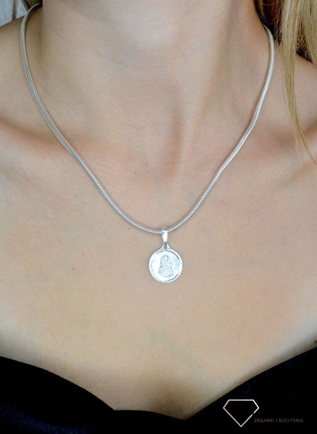 Srebrna zawieszka okrągły medalik Matka Boska z dzieciątkiem DIA-ZAW-11525-925. Srebrna zawiesza z Matką Boską. Srebrny medalik z wizerunkiem świętych. Medalik srebrny na prezent. Medalik srebrny na chrzest, komunię, bierzmowanie..jpg