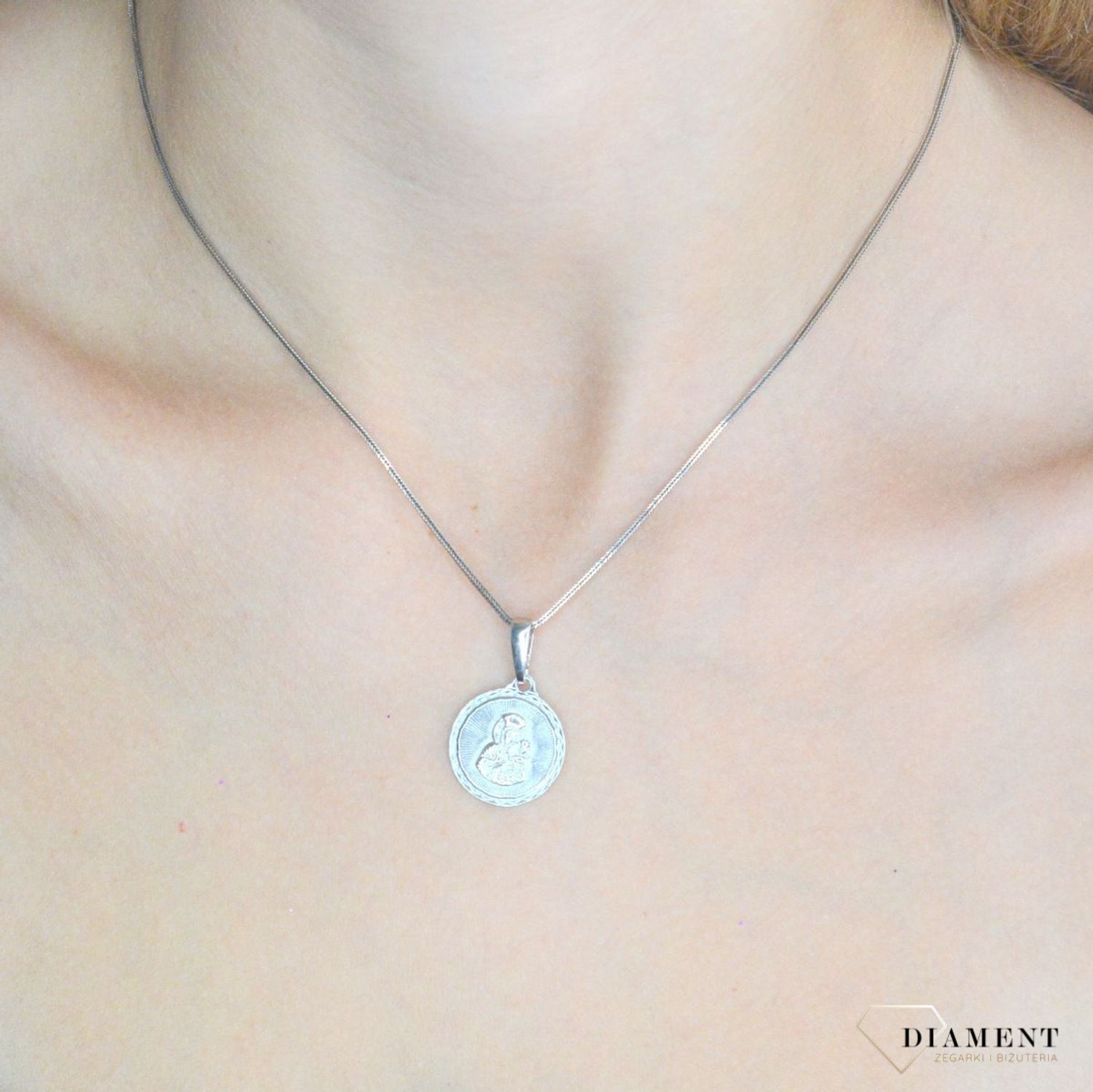 Srebrna zawieszka okrągły medalik rodowany Matka Boska z dzieciątkiem DIA-ZAW-11525R-925. Srebrna zawiesza z Matką Boską. Srebrny medalik z wizerunkiem świętych. Medalik srebrny na prezent. Medalik srebrny na chrzest, komunię, bierzmow.jpg
