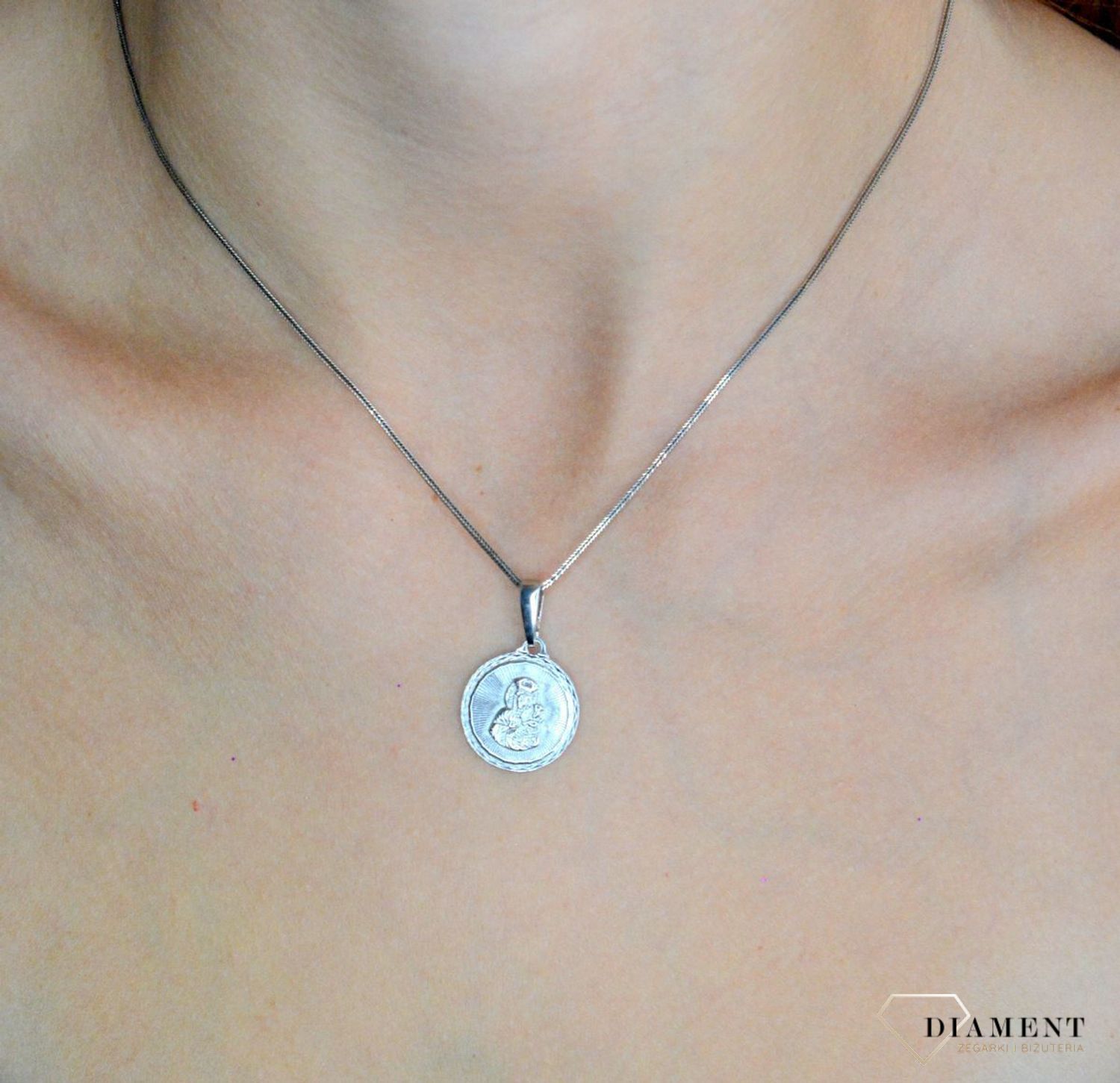 Srebrna zawieszka okrągły medalik rodowany Matka Boska z dzieciątkiem DIA-ZAW-11525R-925. Srebrna zawiesza z Matką Boską. Srebrny medalik z wizerunkiem świętych. Medalik srebrny na prezent. Medalik srebrny na chrzest, komunię, bierzmow.jpg