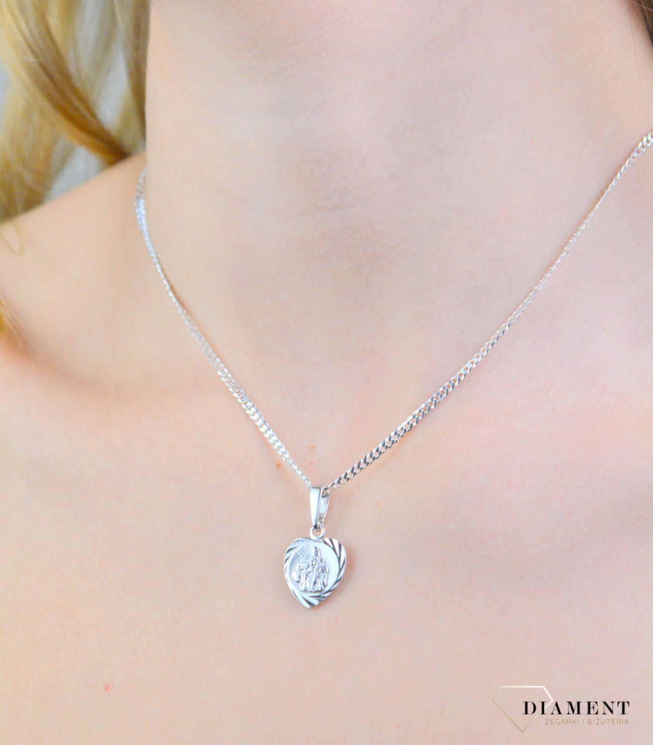 Srebrna zawieszka medalik szkaplerzny w sercu DIA-ZAW-11527-925. Srebrna zawiesza szkaplerz. Srebrny medalik z wizerunkiem świętych. Medalik srebrny na prezent. Medalik srebrny na chrzest, komunię, bierzmowanie..jpg