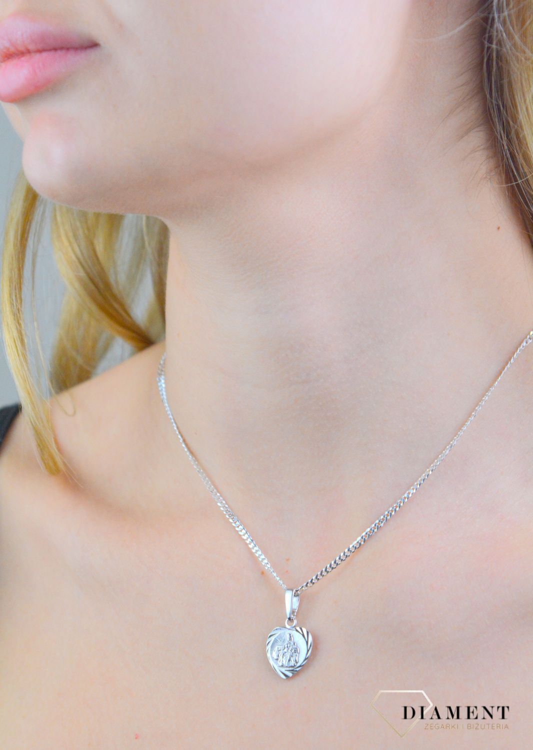Srebrna zawieszka medalik szkaplerzny w sercu DIA-ZAW-11527-925. Srebrna zawiesza szkaplerz. Srebrny medalik z wizerunkiem świętych. Medalik srebrny na prezent. Medalik srebrny na chrzest, komunię, bierzmowanie..jpg