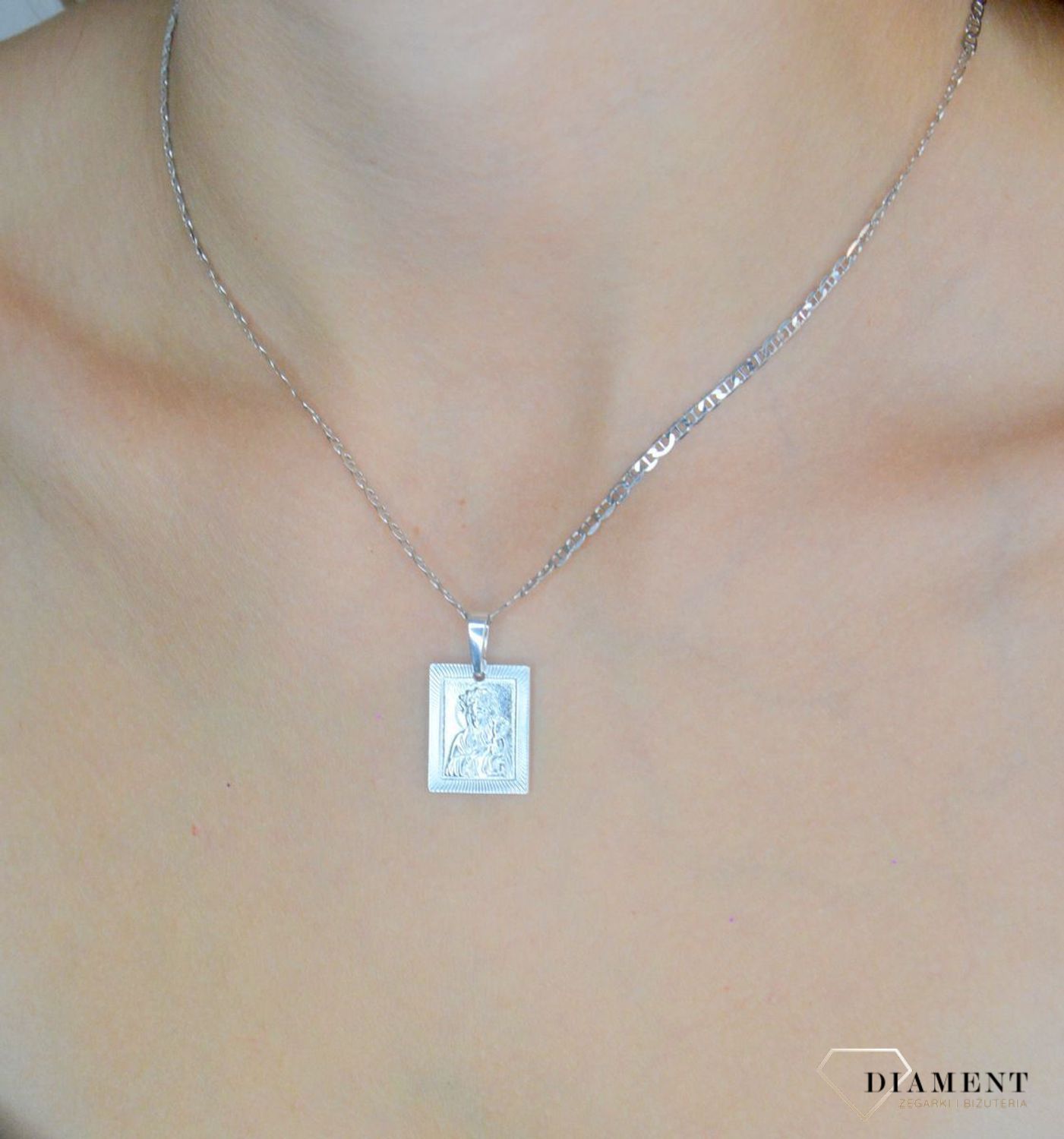 Srebrna zawieszka prostokątny medalik Matka Boska z dzieciątkiem DIA-ZAW-11533-925..jpg
