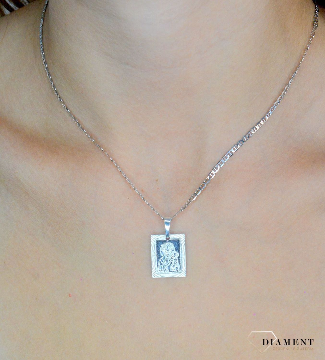 Srebrna zawieszka prostokątny medalik Matka Boska z dzieciątkiem DIA-ZAW-11533-925..jpg