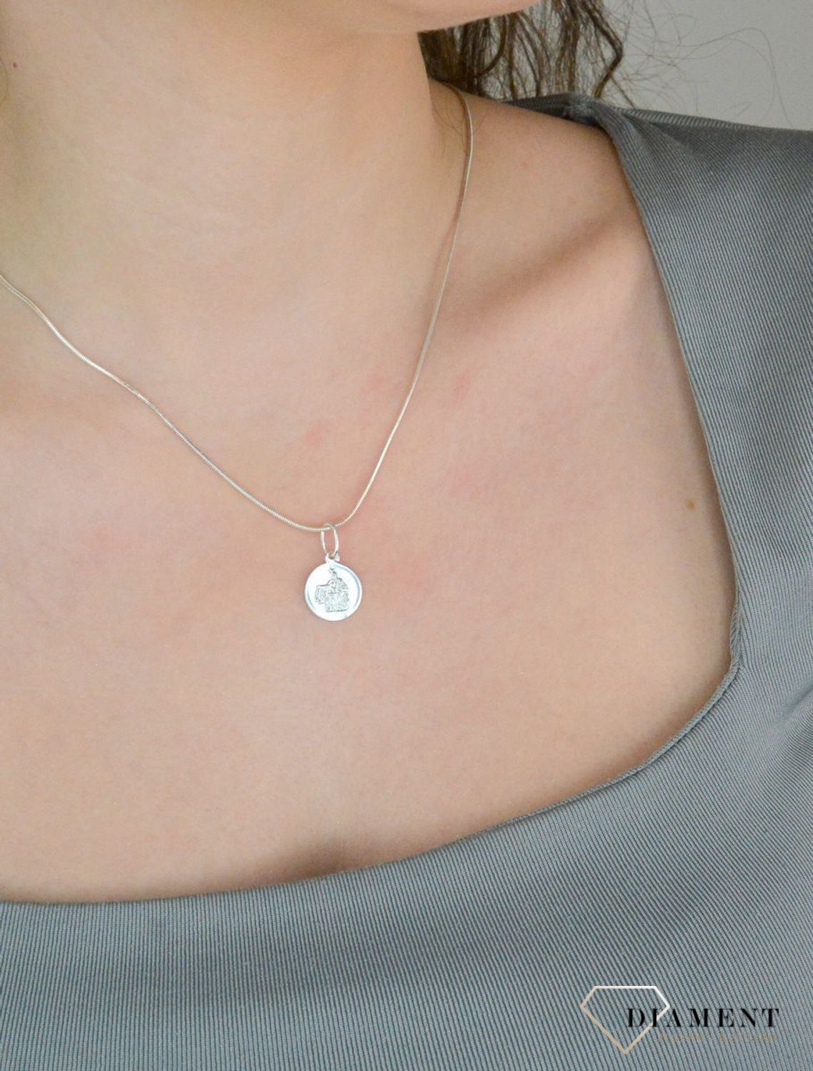 Srebrna zawieszka okrągły medalik Szkaplerz DIA-ZAW-11538-925. Srebrna zawiesza ze szkaplerzem. Srebrny medalik z wizerunkiem świętych. Medalik srebrny na prezent. Medalik srebrny na chrzest, komunię, bierzmowanie..jpg