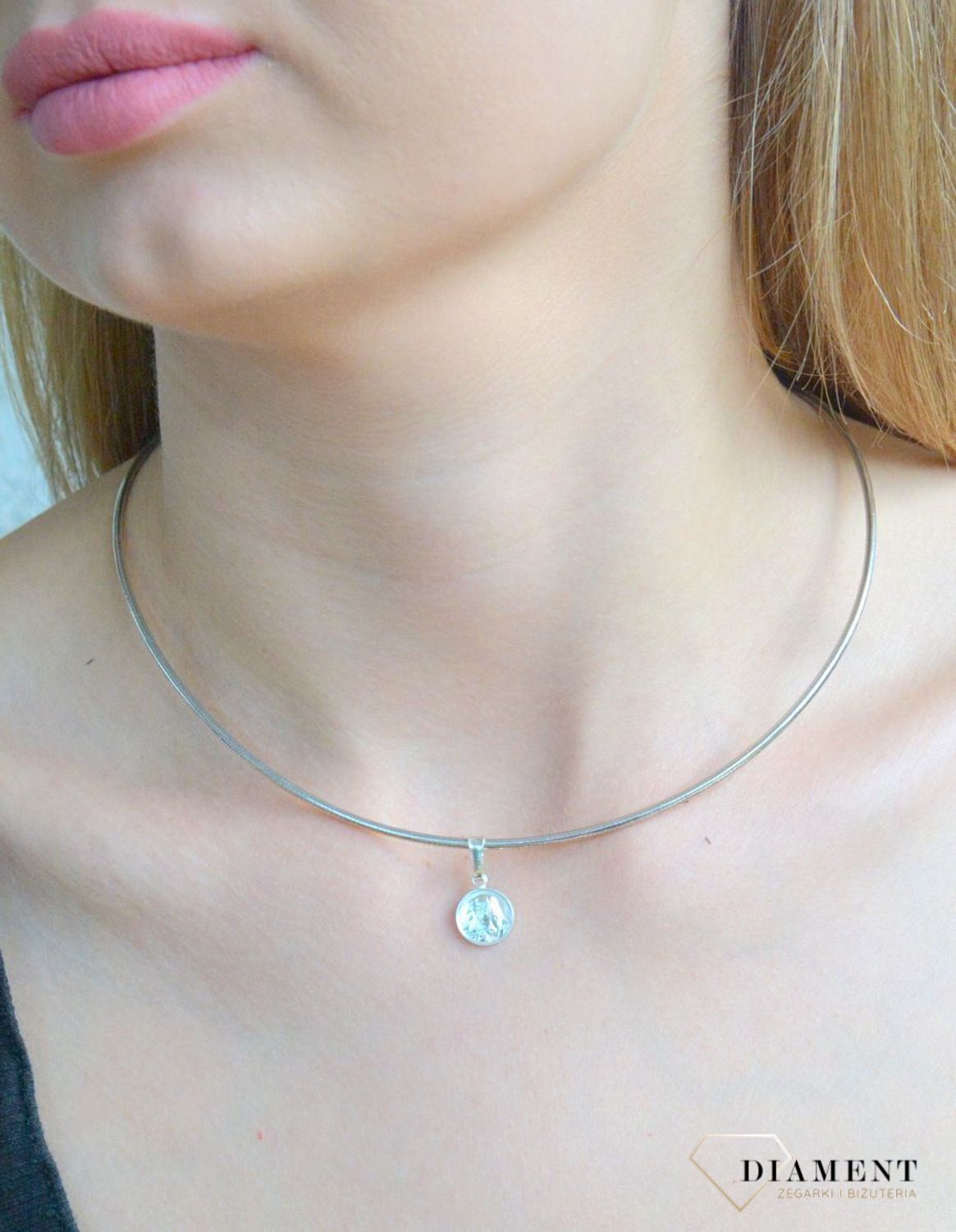 Srebrny medalik okrągły z Matką Boską DIA-ZAW-11539-925. Srebrny medalik z Matką Boską. Medalik srebrny okrągły. Srebrny medalik jako pamiątka bierzmowania czy chrztu. Medalik srebrny na prezent..jpg