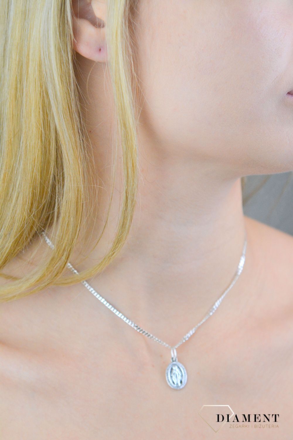 Srebrna zawieszka owalny medalik dwustronny Matka Boża Niepokalana DIA-ZAW-11541-925. Srebrna zawiesza z Matką Bożą. Srebrny medalik z wizerunkiem świętych. Medalik srebrny na prezent. Medalik srebrny na chrzest, ko.jpg