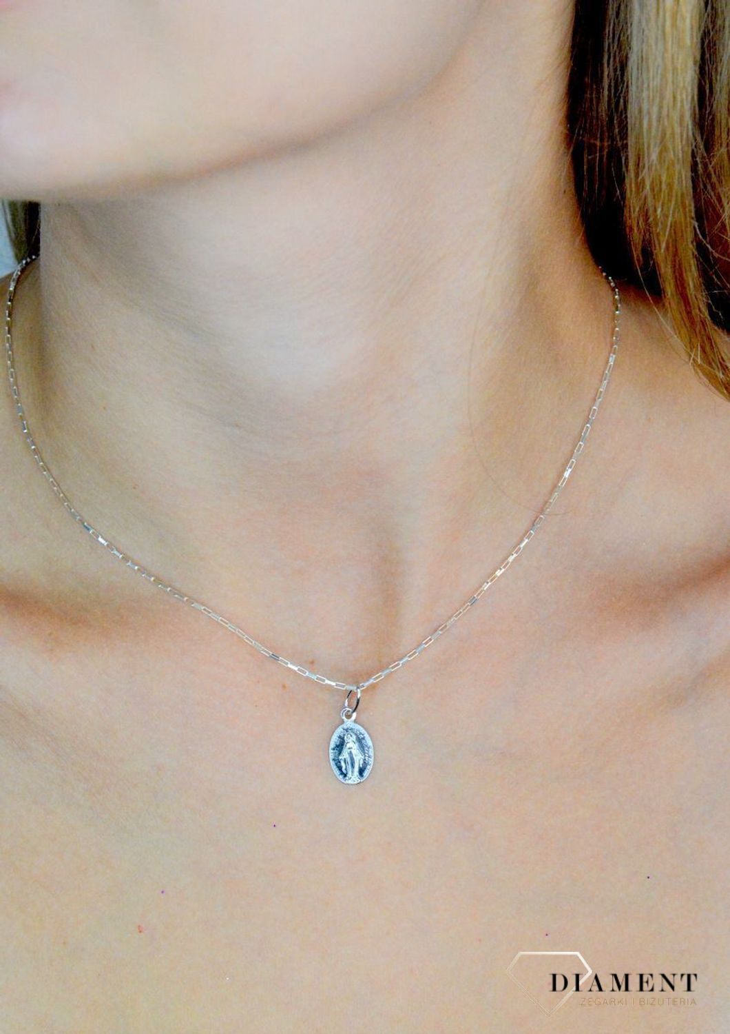 Srebrna zawieszka owalny medalik dwustronny Matka Boża Niepokalana DIA-ZAW-11542-925. Srebrna zawiesza z Matką Bożą. Srebrny medalik z wizerunkiem świętych. Medalik srebrny na prezent. Medalik srebrny na chrzest, komunię, bierzmowanie..jpg
