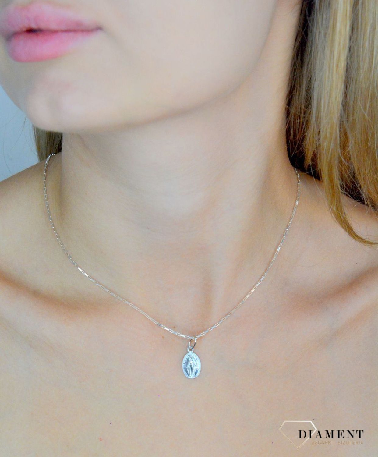 Srebrna zawieszka owalny medalik dwustronny Matka Boża Niepokalana DIA-ZAW-11542-925. Srebrna zawiesza z Matką Bożą. Srebrny medalik z wizerunkiem świętych. Medalik srebrny na prezent. Medalik srebrny na chrzest, komunię, bierzmowanie..jpg