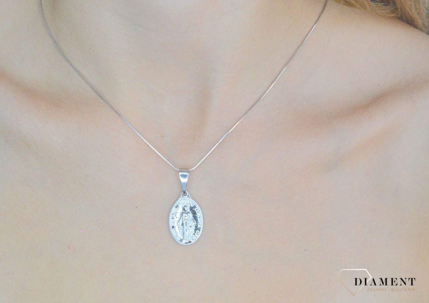 Srebrna zawieszka owalny medalik dwustronny rodowany Matka Boża Niepokalana DIA-ZAW-11544R-925. Srebrna zawiesza z Matką Bożą. Srebrny medalik z wizerunkiem świętych. Medalik srebrny na prezent. Medalik srebrny na chrzest, komunię, bie (1).jpg