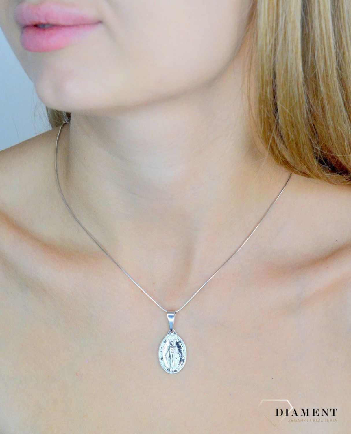 Srebrna zawieszka owalny medalik dwustronny rodowany Matka Boża Niepokalana DIA-ZAW-11544R-925. Srebrna zawiesza z Matką Bożą. Srebrny medalik z wizerunkiem świętych. Medalik srebrny na prezent. Medalik srebrny na chrzest, komunię, bie (1).jpg